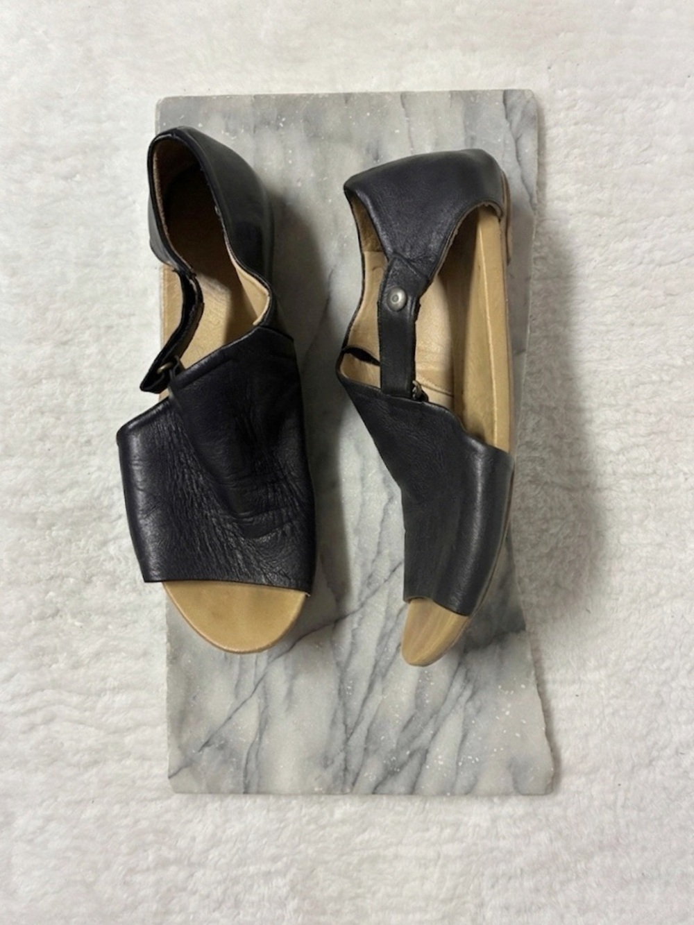 Bueno Kale Open Toe Flats Ssndals Size 10 Black Leather